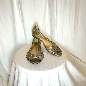 Gold women’s slip on shoes - So size 6